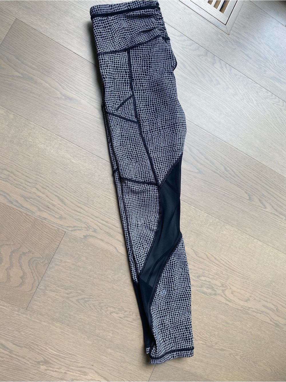 Lululemon Black Patterned Women’s Active Leggings with Mesh size 6 no pulling